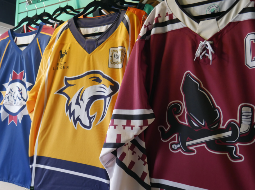 Comparatif des sites de personnalisation de maillots NHL : les forces et faiblesses de maillotspersonnalise.com